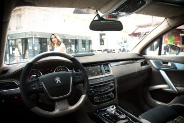 Peugeot 508 RXH e e-Bike nel centro di Roma