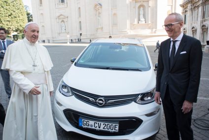 Opel in Vaticano con Ampera per il Papa