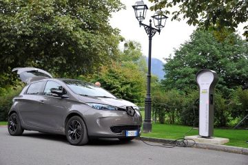 Coppia di equipaggi su Renault Zoe da Milano alla Svizzera