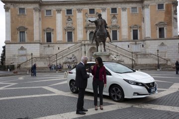 Sindaco Virginia Raggi in elettrico Nissan a Roma