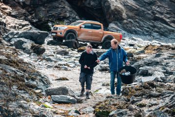 Nissan Navara aiuta a ripulire le spiagge dalla plastica